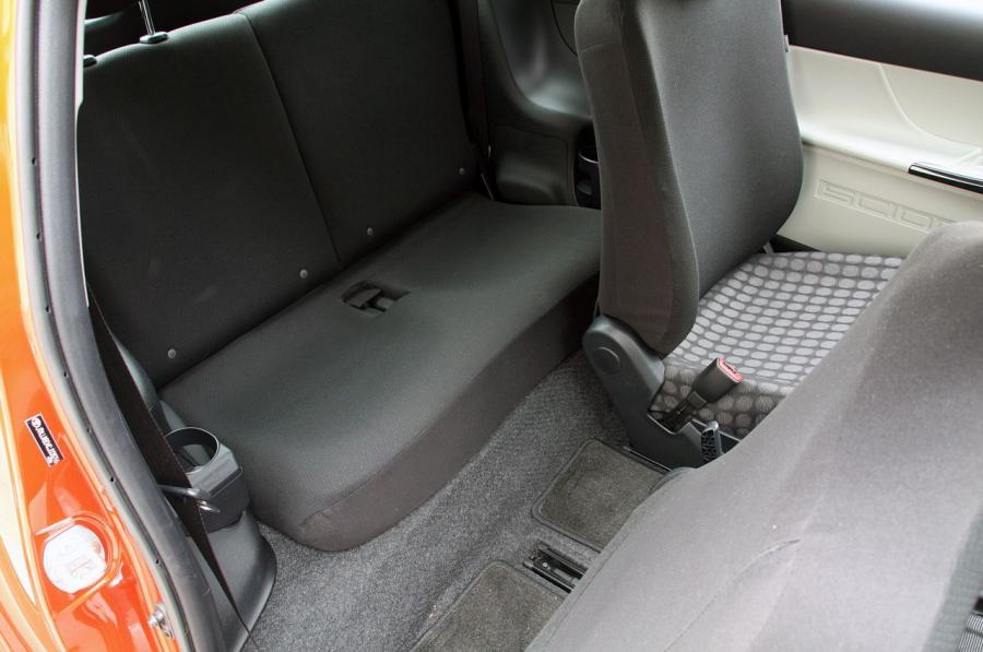 Багажник Scion iQ 2012 года  (фото 55 из 128)